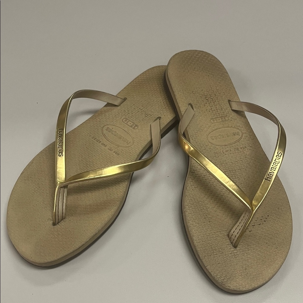 Havaianas Women's Metallic Gold Sandals size 6